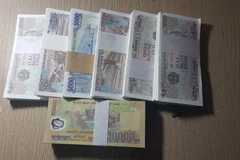 Tiền mệnh giá nhỏ được nhiều người săn lùng. (Ảnh: Vietnam+)