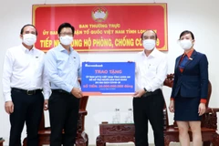 Sacombank ủng hộ 30 tỷ đồng tại Long An hỗ trợ người dân gặp khó khăn do dịch COVID. (Ảnh: Vietnam+)