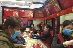 Giao dịch vàng tại Bảo Tín Minh Châu. (Ảnh: PV/Vietnam+)