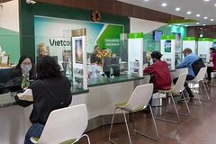 Giao dịch tại Vietcombank. (Ảnh: Vietnam+)