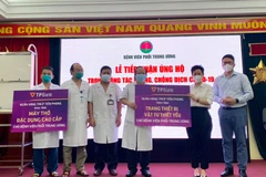 TPBank trao nhiều máy thở cao cấp cho các bệnh viện ở tuyến đầu chống dịch COVID-19. (Ảnh: Vietnam+)