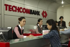 Giao dịch tại Techcombank. (Ảnh: CTV/Vietnam+)