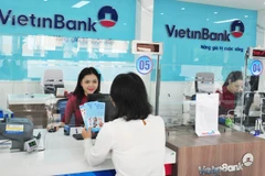 Giao dịch tại VietinBank. (Ảnh: Vietnam+)