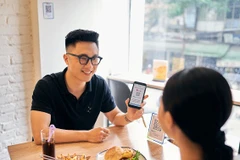 Thanh toán bằng VietQR một cách đơn giản nhằm hạn chế lây nhiễm dịch bệnh. (Ảnh: Vietnam+)