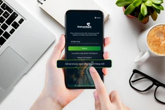 Với giải pháp định danh trực tuyến eKYC khách hàng không cần phải đến ngân hàng. (Ảnh: Vietnam+) 