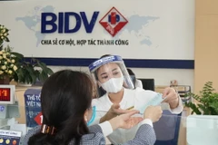 Giao dịch tại BIDV. (Ảnh: Vietnam+)