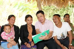 Cán bộ NHCSXH huyện Tương Dương luôn gần gũi tuyên truyền, giải thích cho bà con trong bản Xốp Cháo. (Ảnh: Vietnam+)