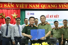 Lãnh đạo hai bên tham gia ký kết. (Ảnh: Vietnam+)