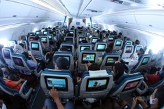 Hành khách trên chuyến bay của hãng hàng không Vietnam Airlines. (Ảnh: CTV/Vietnam+)