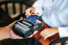 Đến 31/12, tất cả các ngân hàng phải hoàn thành chuyển đổi sang thẻ chip nội địa. (Ảnh: Vietnam+)