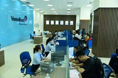 Khách hàng giao dịch tại VietinBank Thừa Thiên Huế. (Ảnh: Thúy Hà/Vietnam+)