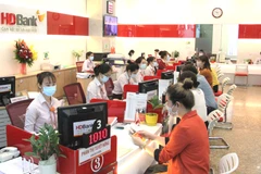 Giao dịch tại HDBank. (Ảnh: Vietnam+)