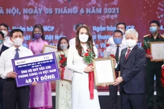 Tập đoàn TH và BAC A BANK ủng hộ 46 tỷ đồng vào Quỹ vaccine. (Ảnh: Vietnam+)