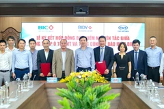 Lãnh đạo hai bên tham gia ký kết. (Ảnh: Vietnam+)