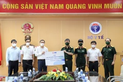Đại diện MB trao tặng Bộ Y tế 1 triệu khẩu trang y tế 3M 1870+ N95. (Ảnh: CTV/Vietnam+)