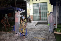 Lấy mẫu xét nghiệm COVID-19 cho người dân. (Nguồn: TTXVN)