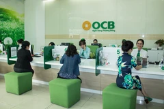 Giao dịch tại OCB. (Ảnh: Vietnam+)