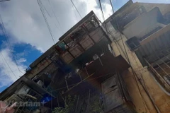 Nhiều nhà chung cư cũ ở thành phố Hà Nội đã xuống câp nghiêm trọng. (Nguồn ảnh: Hùng Võ/Vietnam+)