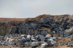 Khai thác đá bazan dạng cột. (Ảnh minh họa. Nguồn: Hưng Thịnh/TTXVN)