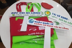 Bớt túi nylon, thêm nhiều mầm sống. (Ảnh: Hùng Võ/Vietnam+)