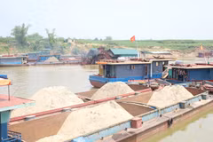 Ảnh hoạt động khai thác cát sông trên sông Lô. (Ảnh: Hùng Võ/Vietnam+)