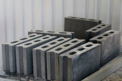 Gạch không nung làm từ xỉ than. (Ảnh: Nguyễn Thanh/TTXVN)