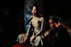 Cách thức bảo tồn ca trù vẫn là câu chuyện tranh cãi chưa có hồi kết. (Ảnh minh họa: TTXVN)