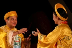 Nghệ sỹ Anh Tú cùng người bạn diễn-nghệ sỹ Lê Khanh ở một cảnh trong vở kịch "Rừng trúc."