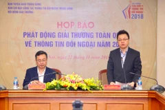 Nhà báo Lê Quốc Minh - Phó Tổng Giám đốc Thông tấn xã Việt Nam, Phó Trưởng Ban chỉ đạo Giải thưởng toàn quốc về thông tin đối ngoại 2018 phát biểu tại buổi họp báo sáng 22/11. (Ảnh: TTXVN)