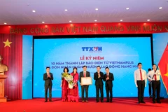 Nhân dịp kỷ niệm 10 năm thành lập, Báo Điện tử VietnamPlus vinh dự đón nhận Huân chương Lao động Hạng Nhì. (Ảnh: Minh Sơn/TTXVN)