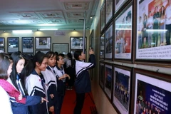 Khách thăm quan triển lãm bản đồ và trưng bày tư liệu “Hoàng Sa, Trường Sa của Việt Nam-Những bằng chứng lịch sử và pháp lý,” tại Ninh Bình. (Ảnh: Hoàng Hùng/TTXVN)