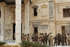 Binh sỹ quân đội Chính phủ Syria gác tại một khu vực ngoại ô thành cổ Palmyra. (Ảnh: AFP/TTXVN)