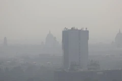 Khói mù ô nhiễm bao phủ bầu trời New Delhi, Ấn Độ ngày 28/10 vừa qua. (Ảnh: AP/TTXVN)