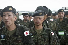 Các thành viên thuộc Các Lực lượng Phòng vệ Nhật Bản. (Ảnh: AP/TTXVN)
