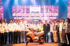 Đại diện Honda Việt Nam và lãnh đạo địa phương bên chiếc xe máy thứ 20 triệu. (Nguồn: HVN)
