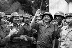 Đại tướng Võ Nguyên Giáp thăm các đơn vị nữ thông tin và nữ quân y đã tham gia Lễ duyệt binh ngày 1/5/1973. (Ảnh minh họa: Vũ Tạo/TTXVN)