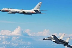 Hai máy bay Trung Quốc, trong đó có một máy bay ném bom H-6K (trái) và máy bay chiến đấu Su-30 bay về phía Tây Thái Bình Dương qua eo biển Miyako ở tỉnh Okinawa. (Nguồn: japantimes.co.jp)