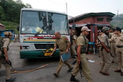 Lực lượng bán quân sự Ấn Độ điều tra chiếc xe các tay súng sử dụng trong vụ tấn công. (Ảnh: EPA/TTXVN)