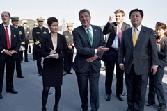 Bộ trưởng Quốc phòng Mỹ Ashton Carter (giữa) và Thứ trưởng Quốc phòng Nhật Bản Kenji Wakamiya (phải) tại cuộc gặp ở căn cứ hải quân Yokosuka ngày 6/12. (Ảnh: EPA/TTXVN)