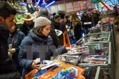 Khách hàng mua sắm tấp nập trong ngày vàng mua sắm tại cửa hàng ở New York năm 2015. (Ảnh: AFP/TTXVN)