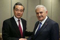 Ngoại trưởng Trung Quốc Vương Nghị (trái) đang ở thăm Thổ Nhĩ Kỳ đã có cuộc gặp với Thủ tướng nước chủ nhà Binali Yildirim. (Ảnh: THX/TTXVN)