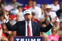 Ông Donald Trump trong cuộc vận động tranh cử tại Lakeland, bang Florida ngày 12/10 vừa qua. (Ảnh: AFP/TTXVN)