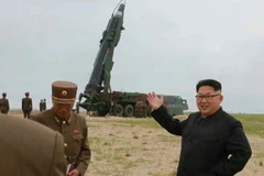 Nhà lãnh đạo Triều Tiên Kim Jong-un thị sát một vụ phóng thử tên lửa tầm trung Musudan tại thành phố Wonsan ở bờ biển phía đông Triều Tiên. (Ảnh: Yonhap/TTXVN)