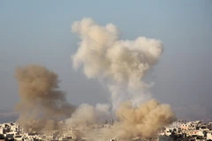 Khói bốc lên sau vụ nã pháo của lực lượng nổi dậy nhằm vào các mục tiêu của quân Chính phủ ở thị trấn Fuaa, phía tây bắc tỉnh Idlib ngày 6/12 vừa qua. (Ảnh: AFP/TTXVN)