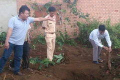 Hiện trường khai quật thi hài đôi vợ chồng xấu Bình-Hạnh ở tổ 15, thị trấn Lộc Thắng, huyện Bảo Lâm, Lâm Đồng. (Ảnh: Nguyễn Dũng/TTXVN)