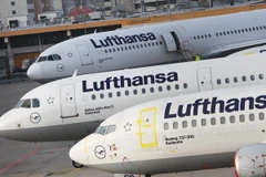 Máy bay của Hãng hàng không Lufthansa tại Frankfurt am Main, Đức ngày 23/11. (Ảnh: AFP/TTXVN)