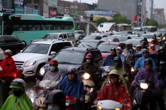 Từ sáng sớm cảnh ùn tắc giao thông đã diễn ra trên đường Nguyễn Xiển. (Ảnh: Phạm Kiên/TTXVN)