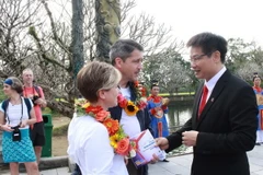 Hai vị khách Mrs Pfister Nelda và Mr Greber Rolan, quốc tịch Thụy Sĩ là vị khách may mắn thứ 2,5 triệu đến tham quan khu Di sản Huế được nhận quà tặng. (Ảnh: Quốc Việt/TTXVN)