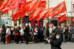 Tuần hành nhân Ngày Quốc tế Lao động ở Donetsk, Ukraine ngày 1/5. (Ảnh: THX/TTXVN)