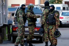 Lực lượng an ninh Nga tuần tra tại khu vực Bắc Caucacus, St. Petersburg ngày 17/8 vừa qua. (Ảnh: EPA/TTXVN)